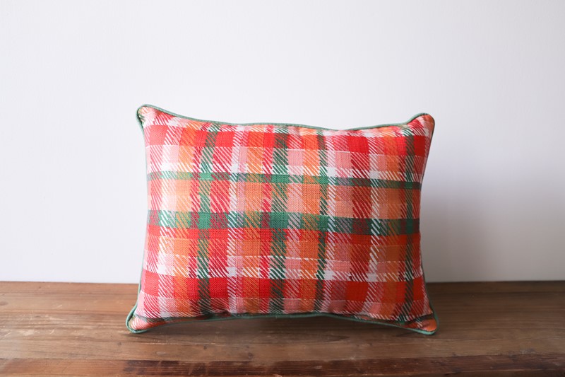 Present Plaid Pattern Pillow CHR0183